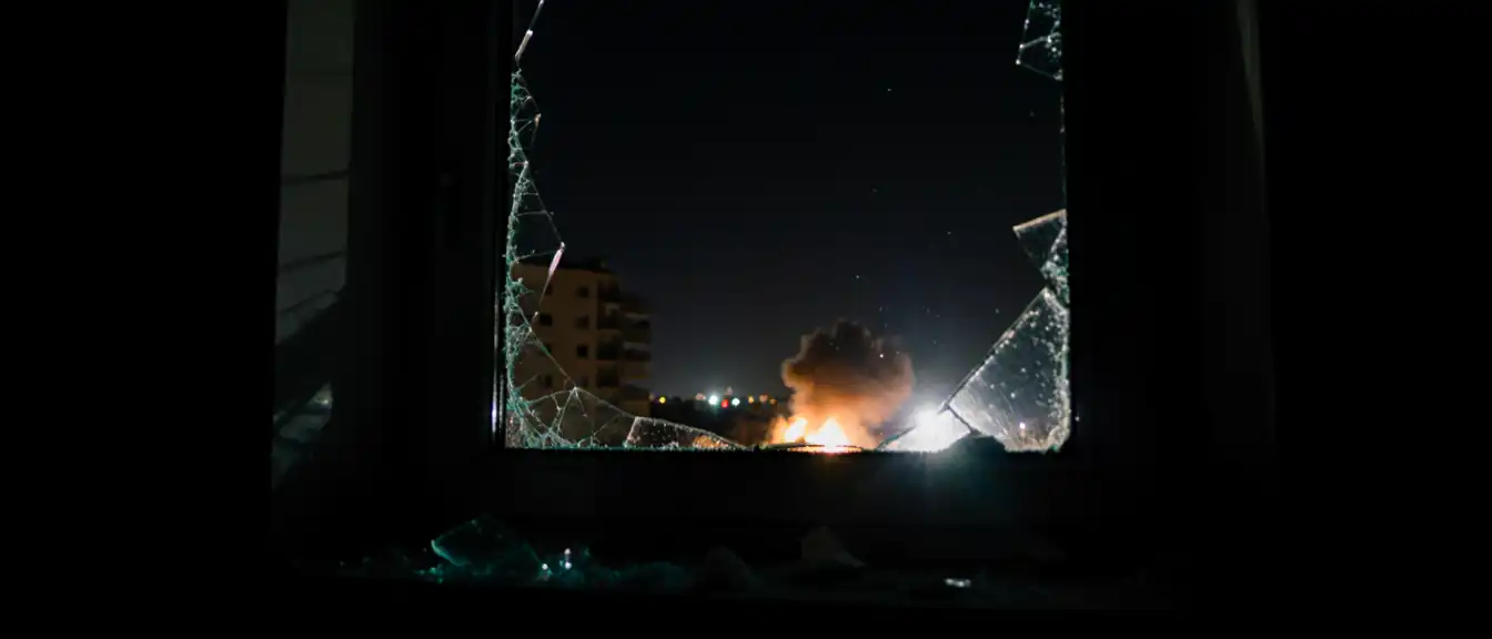 Ночной налет на Севастополь: обломки беспилотников повредили окна в жилых домах