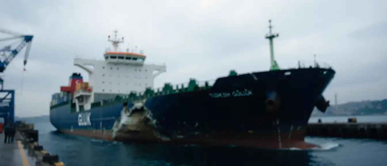 Поврежденный в Черном море сухогруз MV Güllük зашел в порт Стамбула