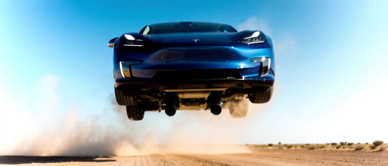 Система газовых сопел позволила электромобилю Tesla Roadster совершить полет над препятствием в Техасе