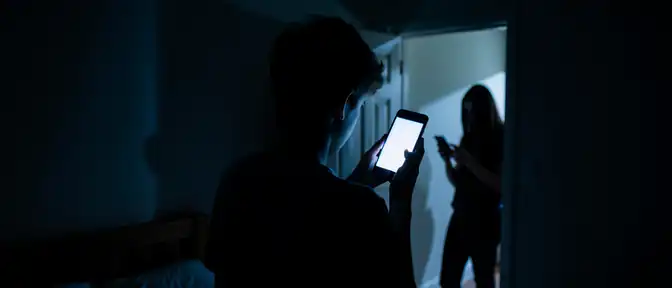 Тревожные звонки: как распознать, что ваш ребенок стал жертвой интернет-манипуляторов