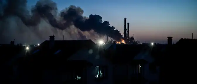 Последствия атаки БПЛА на Кубани: пожар на Афипском НПЗ ликвидирован, повреждены десятки домов