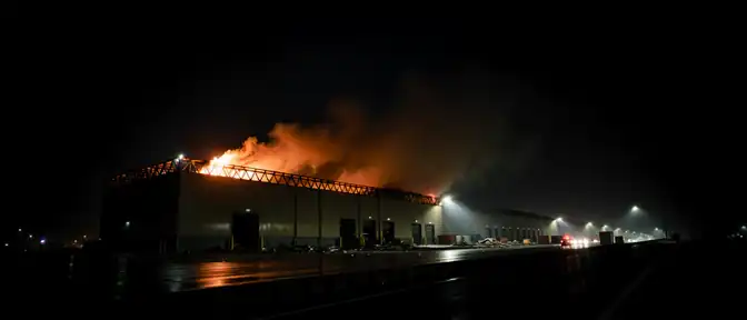 Ночной налет беспилотников в Петербурге: пожар потушен, но логистика под ударом