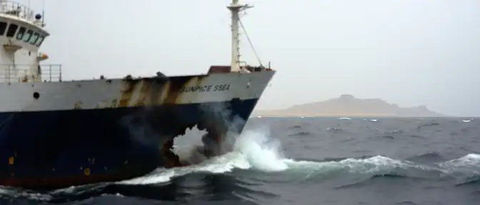 Нападение в открытом море: грузовое судно атаковано снарядом у берегов Омана