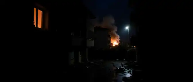 Ночная атака дронов: обломки беспилотников упали в жилых дворах Севастополя и вызвали пожары в регионах России